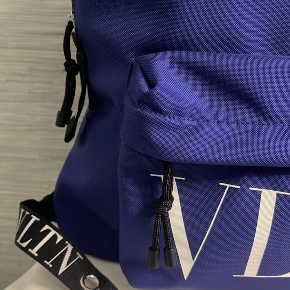 NEW‼️ Valentino Garavani Logo-Print Backpack - Picture 9 of 13